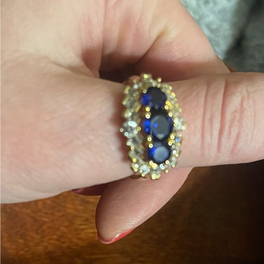 Elegant Gold and Blue Gemstone Ring - Picture 4 of 4